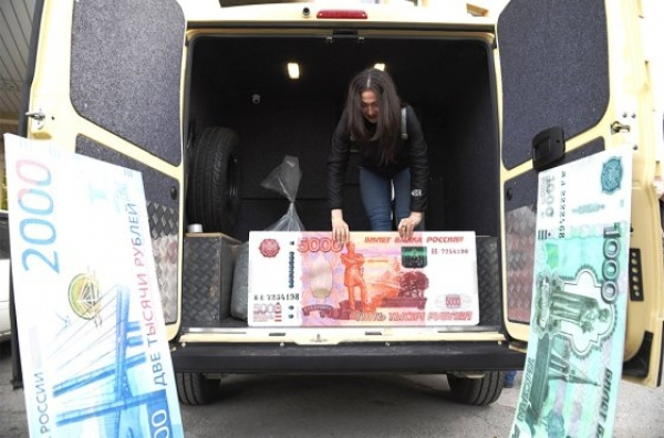 Официальный курс доллара вырос до 83 рублей