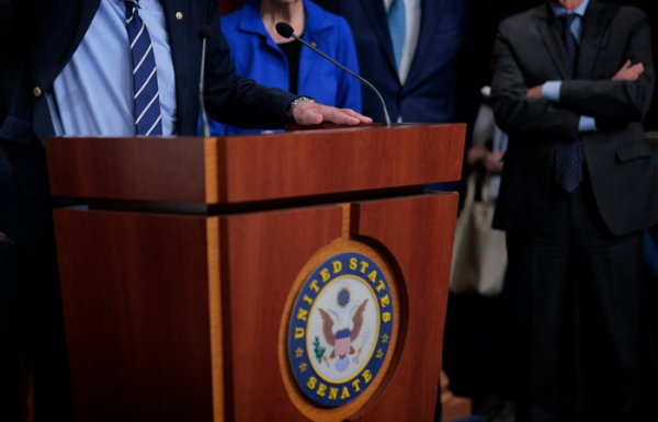 Сенатские демократы требуют пересмотра закона о внутренней безопасности